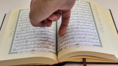 Kuran okuyan Arap Adam