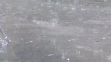 Yerde şiddetli yağmur damlaları var.