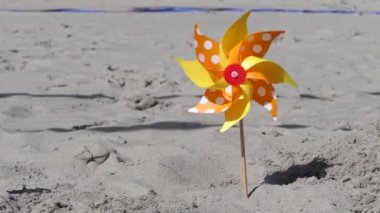 Çocuklar kumsalda yel değirmeni