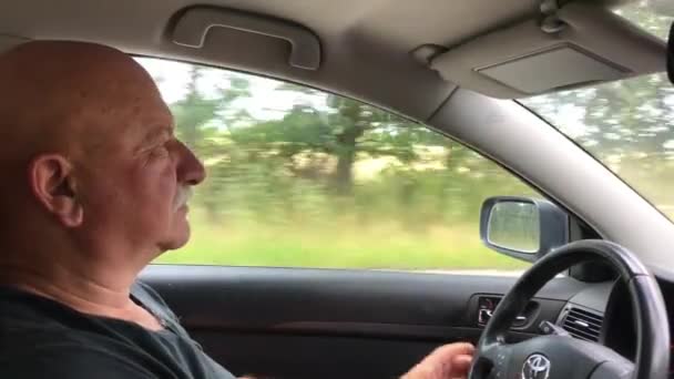 Old Man Driving Car Talk Smile Passangers — Stock Video