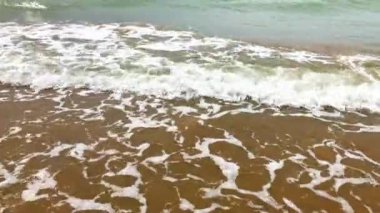 Beyaz deniz köpük dalgalar deniz kumlu plajda, deniz suyu yaz sezonu üzerinde güneş ışığı üzerinde