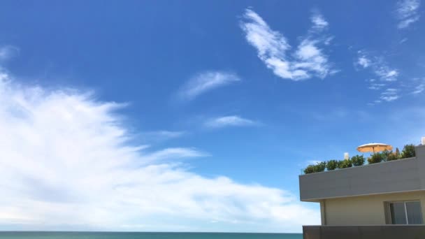 Penthouse Açılan Tente Yeşil Çalılar Mavi Deniz Mavi Gökyüzü Ile — Stok video