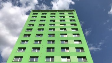 Yeşil Prefabrik düz blok atış statik street City ile beyaz bulut drift mavi gökyüzünün altında gökyüzü yansımaları kapalı Windows üzerinde yaşam daire ile karşı karşıya