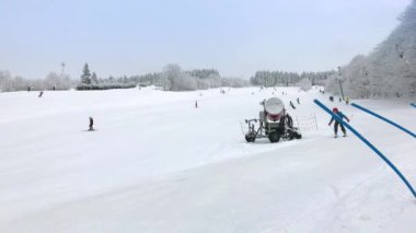 Çocuk kayak yapmak öğrenir ve tatil kış gününde yokuş aşağı kayak düşüyor. Yamaçta Kayak eğitim. Kayak izi, insanlar üzerinde çocuk kaza aşağı üstten binmek. Pist üzerinde öğrenme kayakçı kış sporu