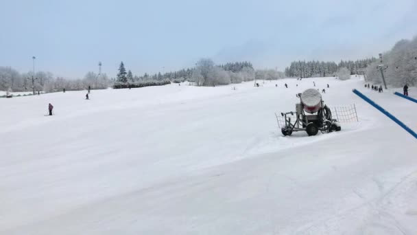 Bambini Adulti Sciano Discesa Sulla Località Durante Giornata Invernale Caduta — Video Stock