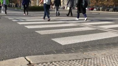 Brno, Çek Cumhuriyeti - 10/18/2018: Brno-stred. Tanınmayan yaya çapraz yolu üzerinden zebra geçiş tarafından öğlen şehirde. İnsanlar yol boyunca yaya geçidi tarafından adım. Panda geçiş güneşli gün, sokakta. Öğlenleyin yemekte vatandaşlar baş. Yazı işleri.