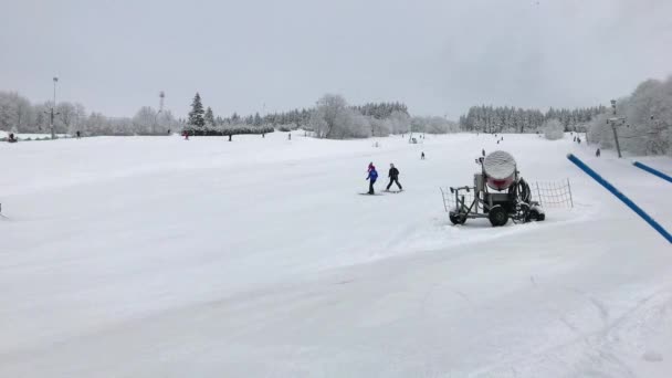 滑雪教练在冬季滑雪时停止了年轻的滑水运动员 滑雪胜地雪典附近斜坡滑雪训练 滑雪道上的人 冬季运动与滑雪者学习骑在滑雪道上 — 图库视频影像