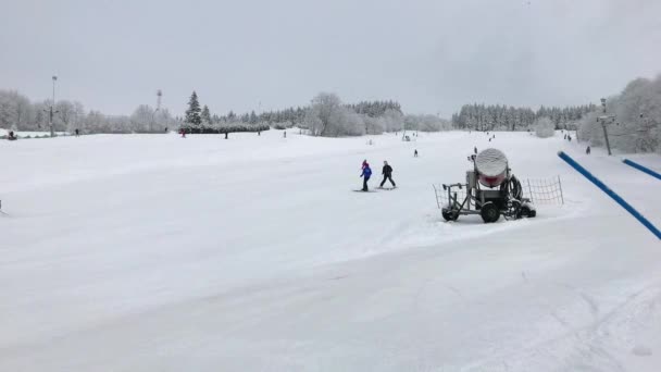 Maestro Sci Ferma Giovane Sciatore Discesa Durante Giornata Invernale Allenamento — Video Stock