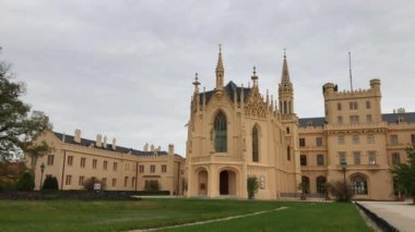 Sonbahar günü, bulutlu hava Lednice Kalesi, South Moravia, Çek Cumhuriyeti. Unesco Dünya Kültür Mirası Listesi'ne Çekya kalede. Chateau, park ve Bahçe Lednice palace yakınındaki. Lednicevaltice kültürel peyzaj neo-gotik tarzda romantik konak