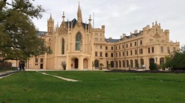 Sonbahar bulutlu gün Lednice Kalesi, South Moravia, Çek Cumhuriyeti. Çekya mimari turistik. UNESCO Dünya Mirası. Chateau, park ve Bahçe Lednice. Romantik neo-gotik Sarayı