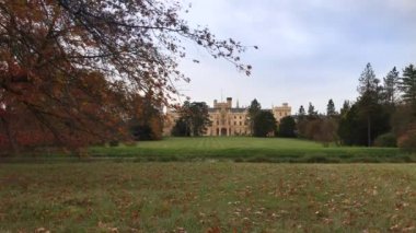 Lednice-Valtice kültürel peyzaj Güz, Çek Cumhuriyeti. Lednice Kalesi, sonbahar günü, South Moravia. Çekya mimari turistik. UNESCO Dünya Mirası. Chateau, park ve Bahçe Lednice. Romantik neo-gotik Sarayı