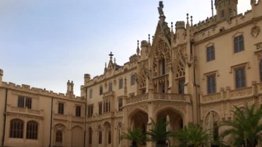 Lednice kalede karmaşık Lednice-Valtice, South Moravia, Çek Cumhuriyeti. Çekya kültürel peyzaj rüzgarlı gün. Moravyalı romantik neo-gotik mimari turistik mekan. UNESCO Dünya Mirası