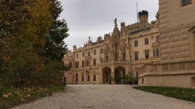 Cephe görünümünü Lednice castle, South Moravia, Çek Cumhuriyeti. Çekya turistik. UNESCO Moravyalı romantik Gotik revival Lednice-Valtice kültürel peyzaj sarayda. Lednice kale iki kurşun