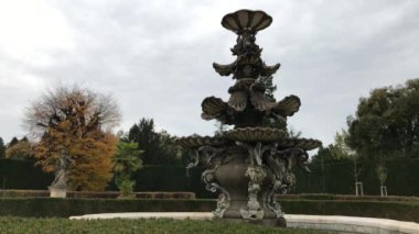Lednice park, South Moravia, Çek Cumhuriyeti Venedik çeşme. Eski girandole Lednice-Valtice kültürel peyzaj ile sonbahar bahçe. Barok Venedik tipi Çeşme içinde Fransız resmi Bahçe, Chateau Lednice