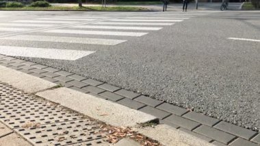Unrecognisable yayalar yolun güneşli sonbahar günü şehir geçitte zebra tarafından önlemek. Yaya yaya yeşil ışık yolu üzerinden çapraz. İnsanlar sokak yaya geçidi adım bir yol boyunca. Vatandaşlar ile kalabalık panda geçiş