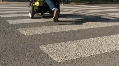 Yol zebra geçiş tarafından güneşli bir sonbahar günde insanlar. Yaya yaya yaya geçidi tarafından yolun önlemek. Panda geçiş unrecognisable vatandaşlar adım bir yol boyunca. İki kişi git yoldan yeşil ışık
