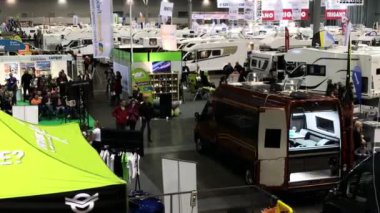 Brno, Çek Cumhuriyeti - 10/11/2018: CARAVANING Brno, uluslararası CARAVANING Show. Karavan, karavan ve Aksesuarları Fuarı bölümlerini görüntülemek. İnsanlar yolda tatil için hazırlanıyor. Yazı işleri