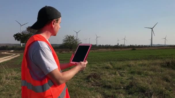 Strojní Inženýr Bezpečnostní Vesta Fungovat Tabletu Poblíž Pracující Věží Větrných — Stock video