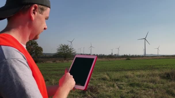 Inżynier Kamizelki Cap Dotykając Tabletu Pole Pracy Turbiny Wiatrowej Wież — Wideo stockowe