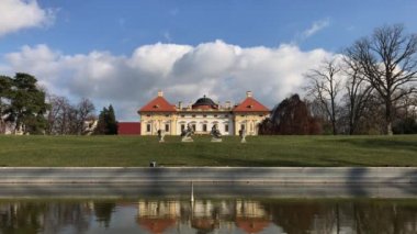 Austerlitz Kalesi ve göl sonbahar güneşli bir gün, bu yansıma ile görüntülemek park, South Moravia, Çek Cumhuriyeti. Slavkov u Brna palace, Barok yapı geri Bahçe. Gökyüzünde sürüklenen bulutlar