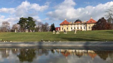 Austerlitz Kalesi ve göl sonbahar güneşli bir gün, bu yansıma ile görüntülemek Arka Bahçe, South Moravia, Çek Cumhuriyeti. Slavkov u Brna palace, iki taraftan da barok yapı Park'ta. Bulutlar gökyüzü üzerinde. İki el silah sesi