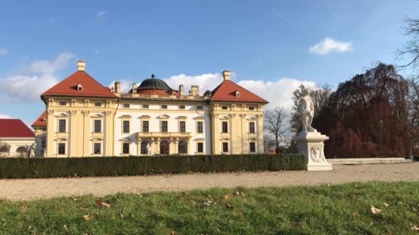 Austerlitz Kasteel Openlucht Sculpturen Herfst Park Zuid Moravië Tsjechië Achtertuin — Stockvideo