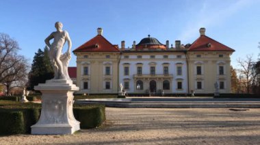 Tarihsel Austerlitz Kalesi ve heykeller Sonbahar Park, South Moravia, Çek Cumhuriyeti. Slavkov Sarayı geri Bahçe. Kişi müzeye gidiyor. Barok yapı ve heykeller, Slavkov u Brna, farklı taraftan kaç çekim