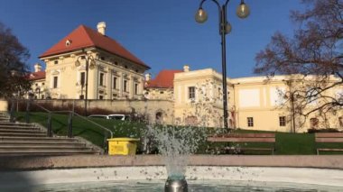 Gable cephe sonbahar, South Moravia, Çek Cumhuriyeti'nde tarihsel Austerlitz Kalesi'nin Çeşmede. Jet Slavkov palace, turistik yakınındaki su bırakır. Su sprey Slavkov u Brna Barok turist hedefte