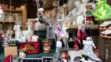 Bale dans dekorasyon Noel'de adil risk. Noel ağacı süsler göster penceresini dizeleri üzerinde döner. Noel dükkanda. Yılbaşı ağacı süsleri deposunda. Noel ağacı elbise hazırlanıyor