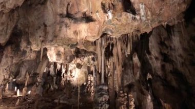 Sloup-Sosuvka mağaraları sütunlarda karanlık, Moravyalı kras, Çek Cumhuriyeti. Sarkıtlar, Sloupsko-sosuvske dikitler South Moravia Mağarası. Karanlıkta ışıklarında kireç taşı. Subterranean, underground.
