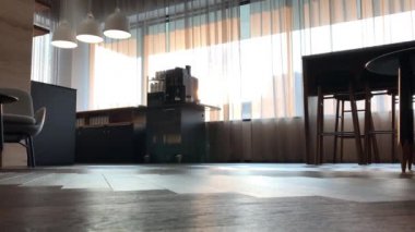 Boş mutfak ofis ve büyük pencerelerden günbatımı sırasında doğal ışık. Doğal ışık güneş'ten çok temiz office ortak alan ayarlar. İş yerinde insanlar olmadan ortak alan. Mutfak temiz yemekleri ile şirket içinde kahve ve çay bardak