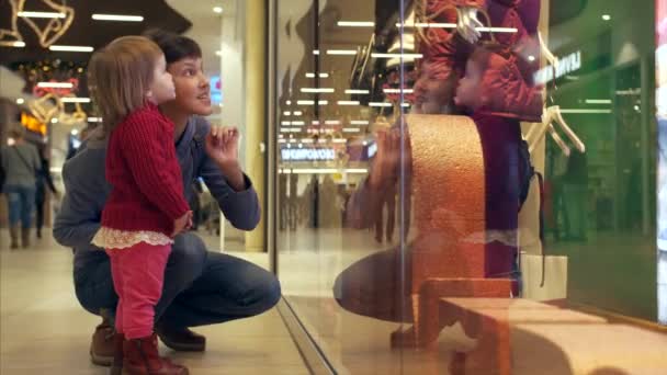 Anne Kızı Noel Zamanı Sırasında Alışveriş Merkezi Gösterisi Penceresinde Bak — Stok video