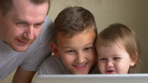 Zwei Kinder Und Ein Elternteil Schauen Sich Videos Haben Spaß — Stockvideo