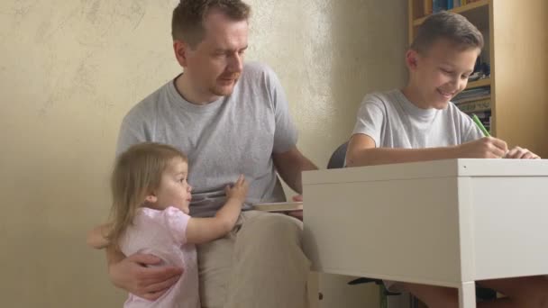Μικρή Κόρη Έρχεται Πατέρας Και Γιος Που Κάνει Την Εργασία — Αρχείο Βίντεο