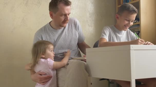 Hija Pequeña Viniendo Padre Hijo Haciendo Tarea Escritorio Dos Hermanos — Vídeos de Stock