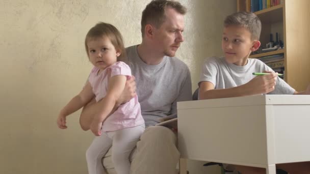 Vaders Familie Tijd Bovenliggende Lezen Voor Kleine Dochter Zoon Helpen — Stockvideo