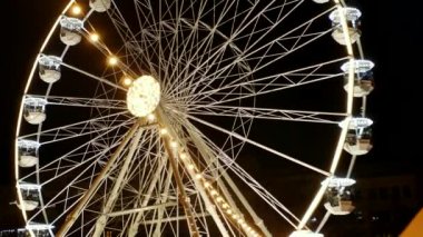 Geceleri adil Noel sokakta iplik ışıklarda fırdıl dönme dolap. Karnaval yeni yıl satış akşam gözlem tekerlek üzerinde binmek. Eğlence ride Noel piyasası aydınlatma içinde panoramik tekerlek dönme