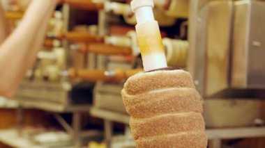Geleneksel Çek sokak gıda hazırlama Trdelnik fırında Noel pazarında ahşap şişleri silindir. Sugarcoated rulo, Çek Cumhuriyeti'nde ekmek Trdlo Ulusal tatlı pasta pişirme. Satılık önce iki tatlılar