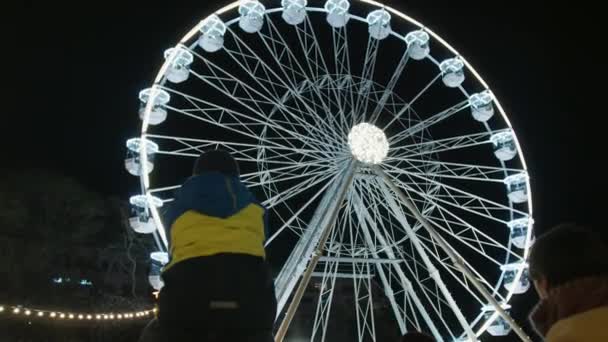 Unerkennbare Menschen Der Schlange Betrachten Das Sich Drehende Riesenrad Nächtlicher — Stockvideo