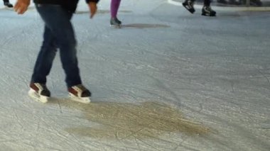 Buz pateni Buz pateni pisti kış City akşam insanlar. Patenciler metrelik buz pateni pisti, açık daha düşük vücut görünümü üzerinde yağsız. Iceskating aileler, çocuklar, yetişkinler ve semt pazarı üzerinde gece genç. Geleneksel sokak adil kalabalık buz