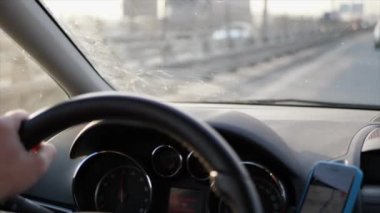Otomobil dashboard, Mobil navigasyon ve direksiyon simidi ile araba taşıma ile otoyolda sürüş sırasında ellerinde. Tekerlek, yolcu perspektif içinde araba odaklanmak. Ulaşım rush yolda. Kirli açık araç penceresi