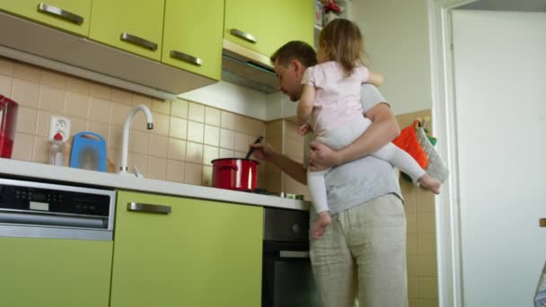 Vatertag Der Kochende Vater Der Seine Kleine Tochter Arm Hält — Stockvideo