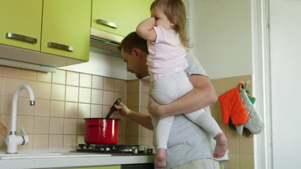 Vatertag Kochender Vater Mit Kleiner Tochter Der Hand Lobt Sohn — Stockvideo