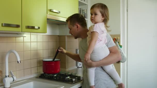 Dzień Ojca Gotowania Ojca Małą Córeczką Rękach Chwaląc Syna Pisania — Wideo stockowe