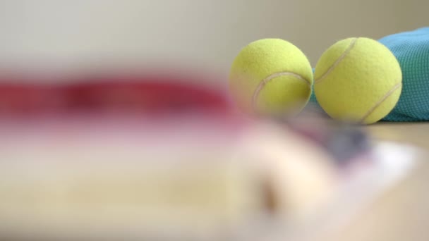Rozhodování Sportu Nebo Sladkosti Zaměření Změny Tenisové Míčky Koláče Stole — Stock video