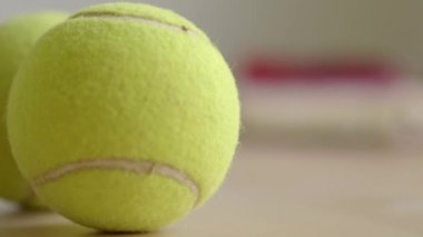 Portre: spor veya şekerleme, tenis topu değişikliklerden odak masada kek seçim yapma. Günaha ve eğitim ve beslenme arasında şüphe. Zor seçimler sağlıksız gıda ve sağlık. Yaşam tarzı karar alarak tercih