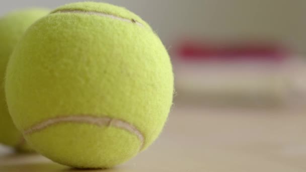 Крупный План Выбор Видов Спорта Сладостей Смена Фокуса Теннисного Мяча — стоковое видео