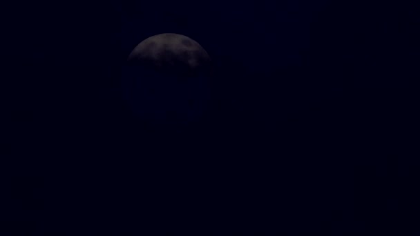 Luna Que Sale Detrás Las Nubes Cielo Negro Noche Luna — Vídeo de stock