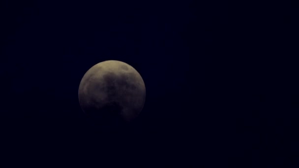 月亮铺路 从乌云后面出来 在黑色的夜空中 满月慢慢地在天空中游泳 云在刮风的夜晚模糊了天然卫星 月亮在黑暗中被云层遮挡 风吹阴天 — 图库视频影像