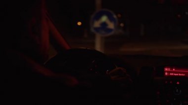 Adam ve direksiyon simidi ile karanlık gece acele yolda araba Araba sürme sırasında ellerinde. Taşıma sürücü karayolu üzerinde. Tekerlek, bakıcısı görünümü içinde araba odaklanmak. Açık pencere etkin yolu üzerinde odaklanmamış ulaşım